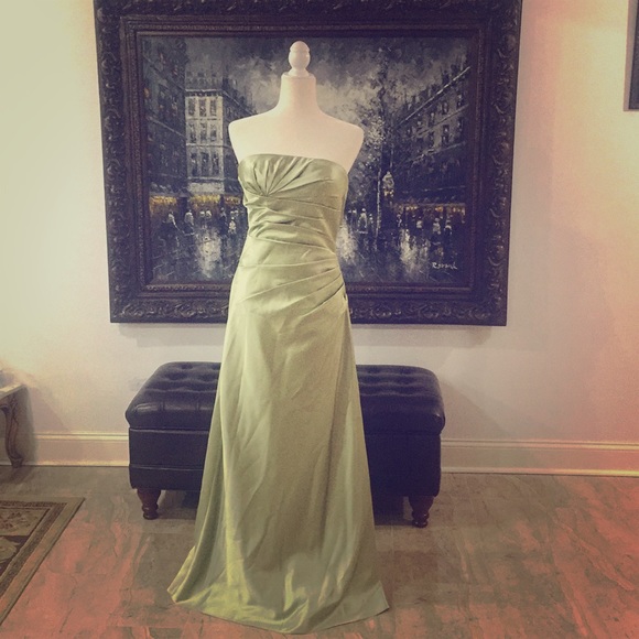 Dresses & Skirts - EVENING GOWN 😍